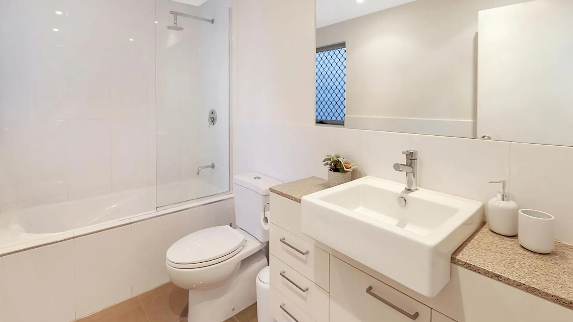 Stunning Ground Floor City Apartment 104 Cairns